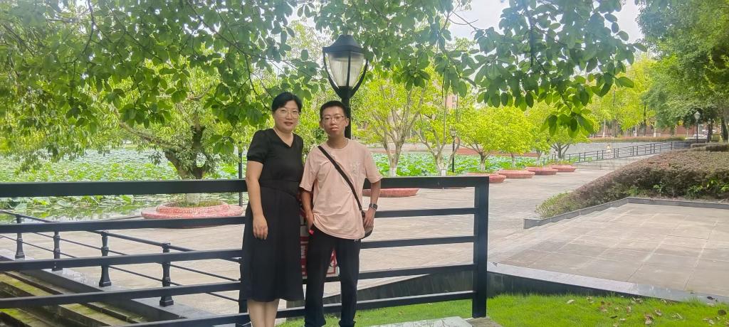 无限臀山阿姨海报