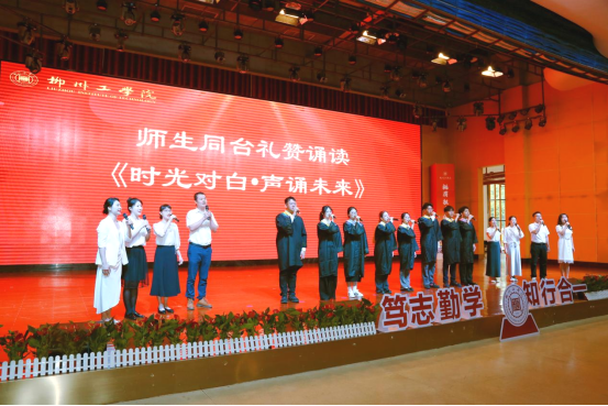 女尤 一边帮隔壁摊主记记账