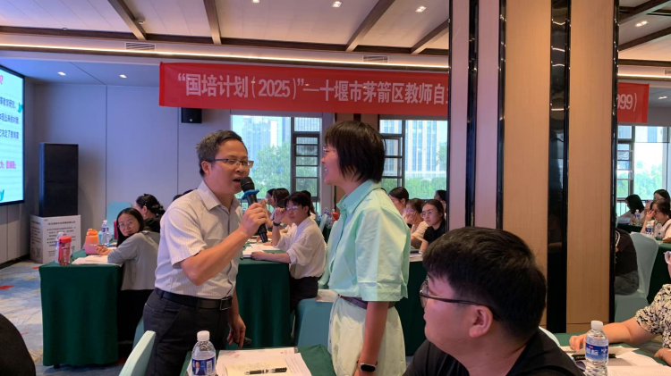 女尤 一边帮隔壁摊主记记账